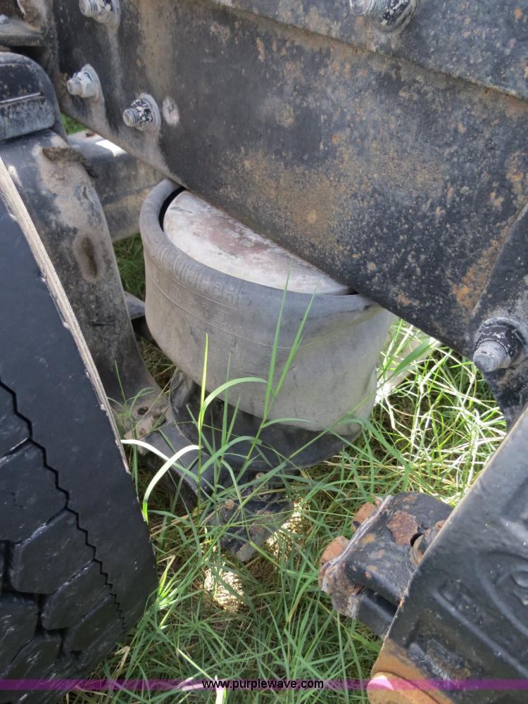 image for item B4504 2000 Peterbilt 377 semi truck