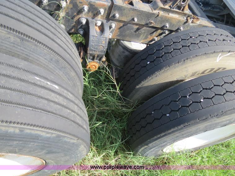 image for item B4504 2000 Peterbilt 377 semi truck