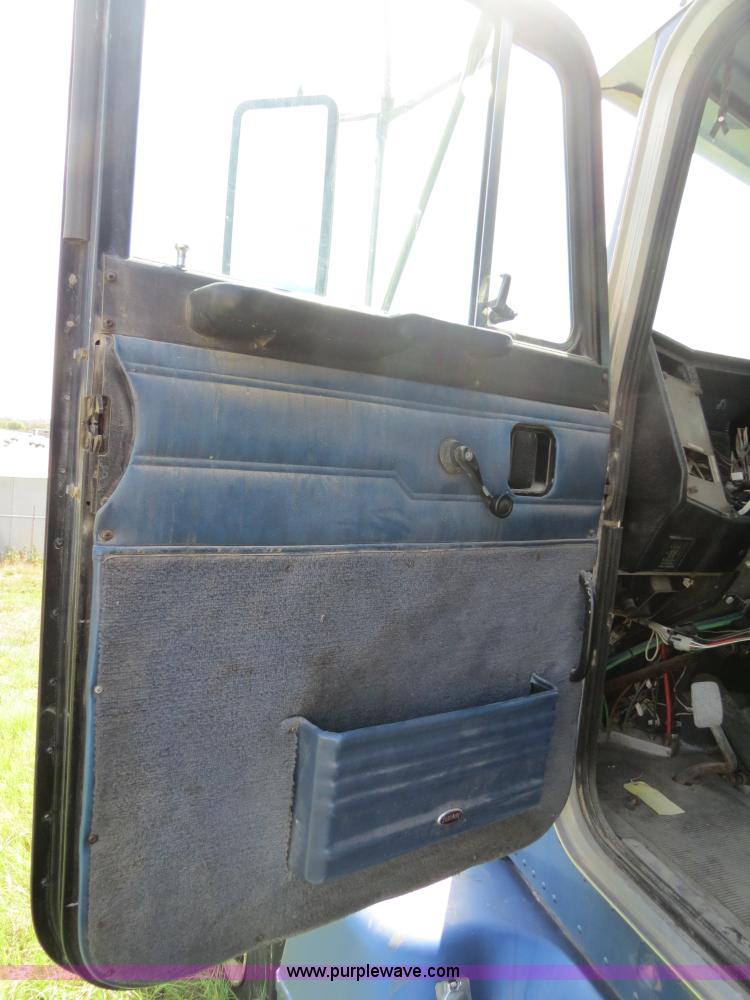 image for item B4505 1998 Peterbilt 377 semi truck