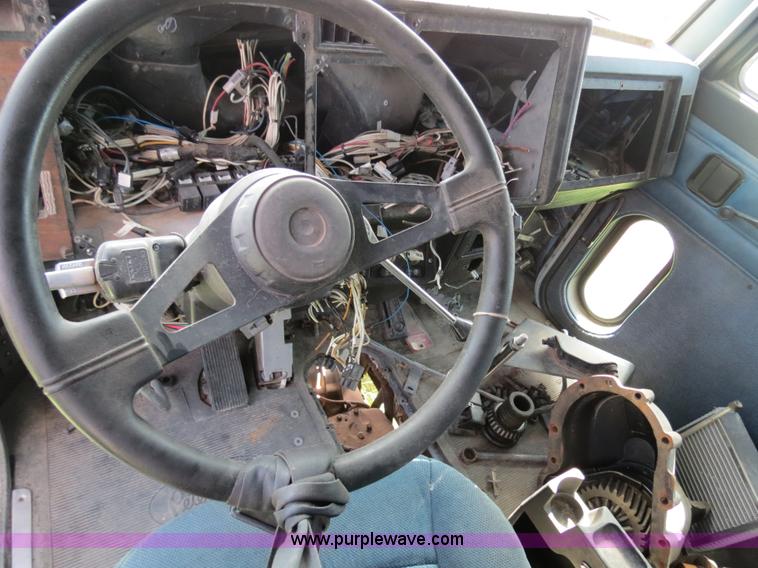 image for item B4505 1998 Peterbilt 377 semi truck