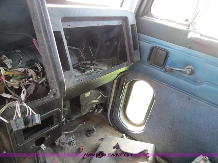 image for item B4505 1998 Peterbilt 377 semi truck