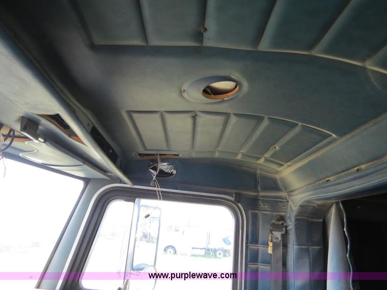 image for item B4505 1998 Peterbilt 377 semi truck