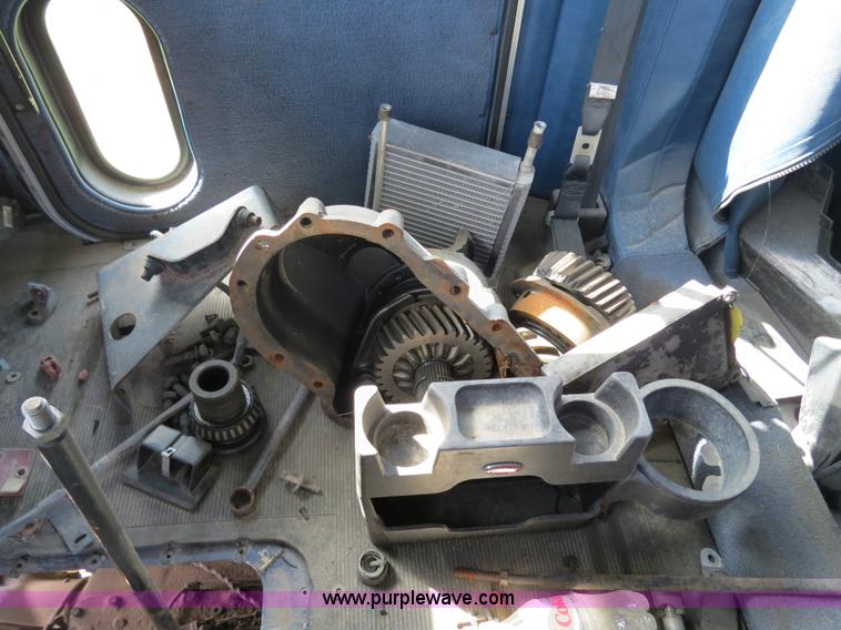 image for item B4505 1998 Peterbilt 377 semi truck