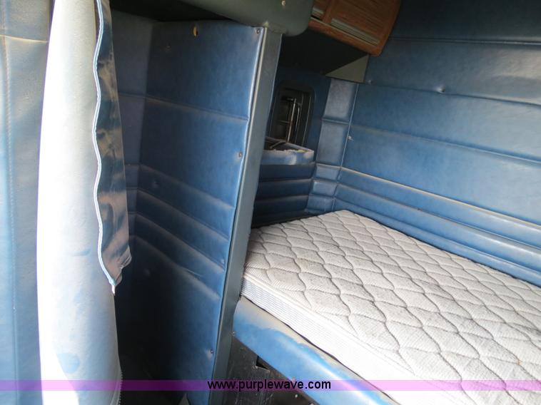 image for item B4505 1998 Peterbilt 377 semi truck