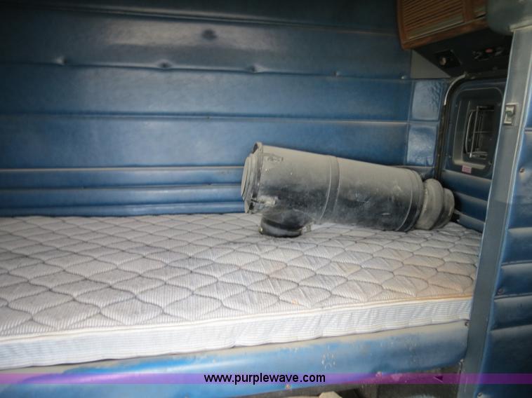 image for item B4505 1998 Peterbilt 377 semi truck