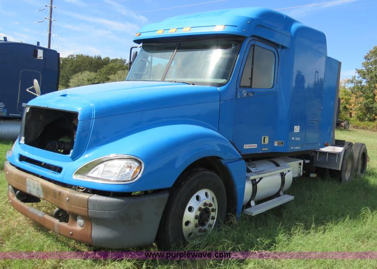 image for item B4506 2003 Freightliner Columbia semi truck