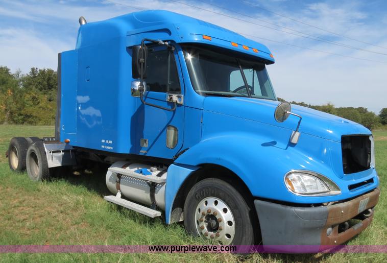 image for item B4506 2003 Freightliner Columbia semi truck