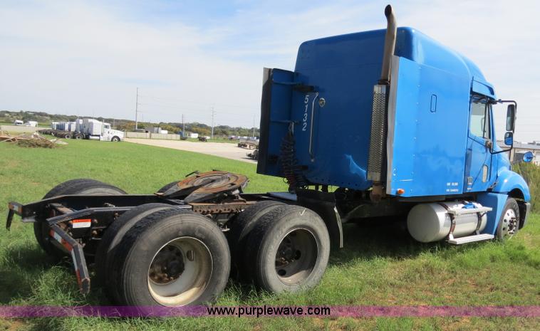 image for item B4506 2003 Freightliner Columbia semi truck