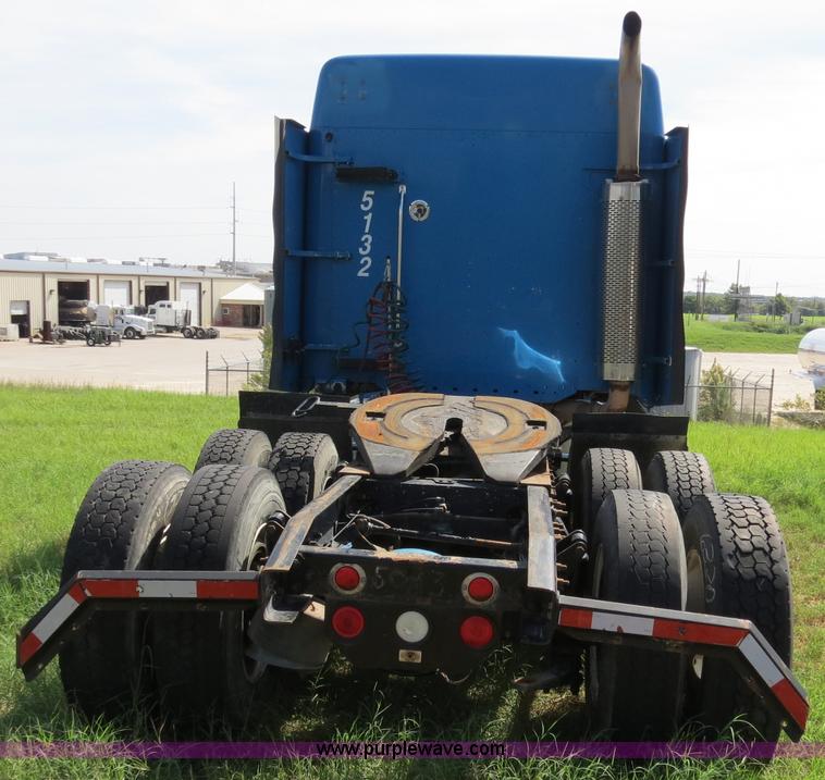 image for item B4506 2003 Freightliner Columbia semi truck