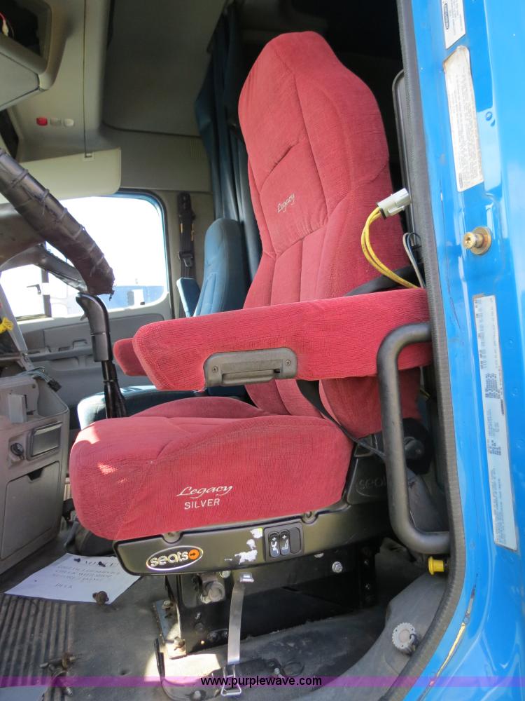 image for item B4506 2003 Freightliner Columbia semi truck