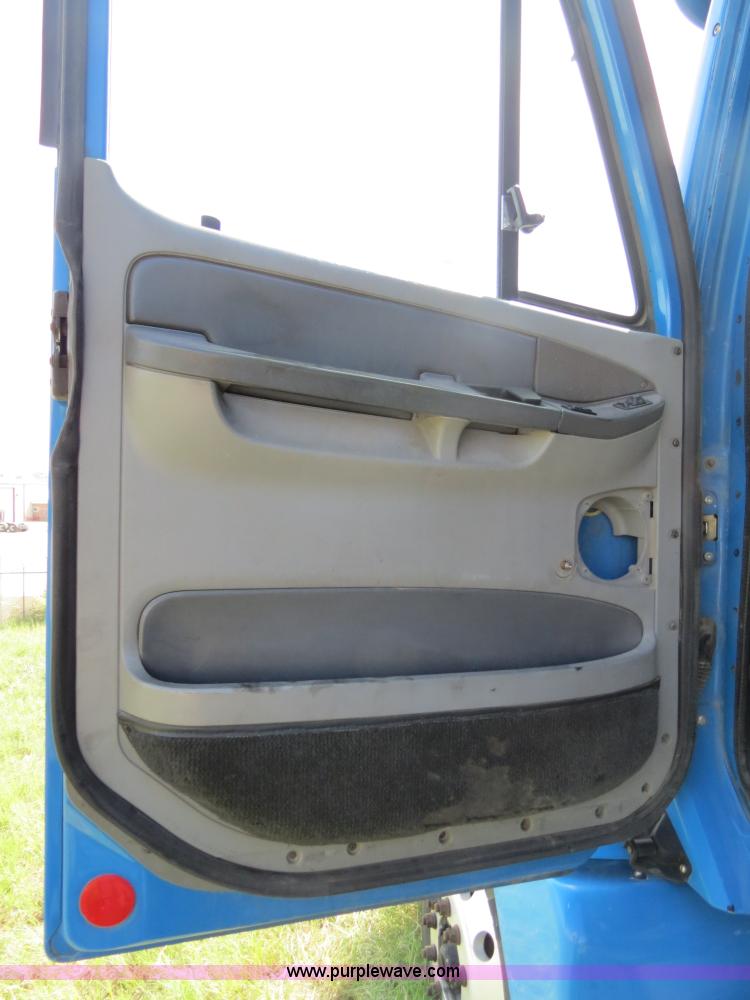 image for item B4506 2003 Freightliner Columbia semi truck