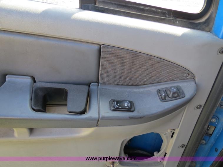 image for item B4506 2003 Freightliner Columbia semi truck