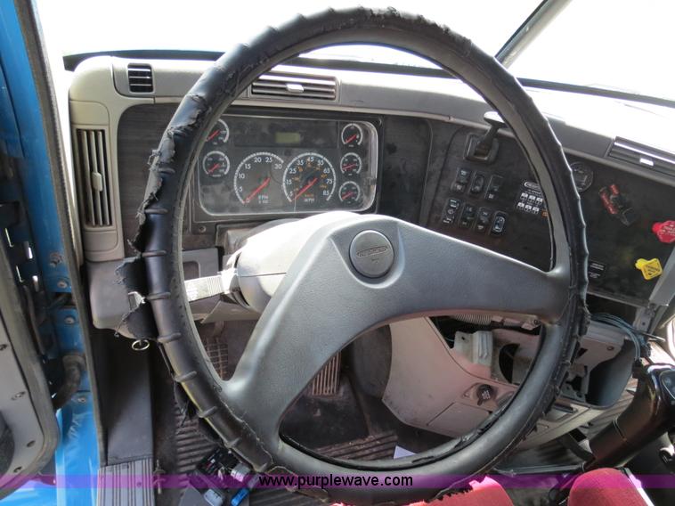 image for item B4506 2003 Freightliner Columbia semi truck