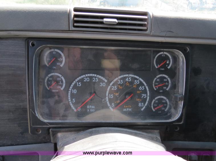 image for item B4506 2003 Freightliner Columbia semi truck