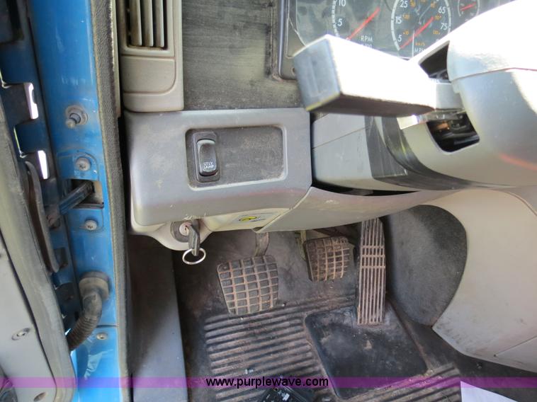 image for item B4506 2003 Freightliner Columbia semi truck