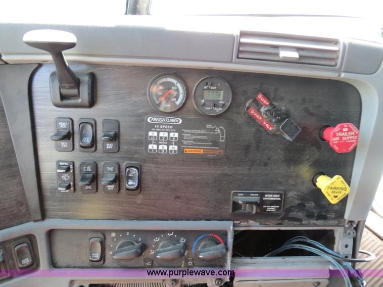 image for item B4506 2003 Freightliner Columbia semi truck