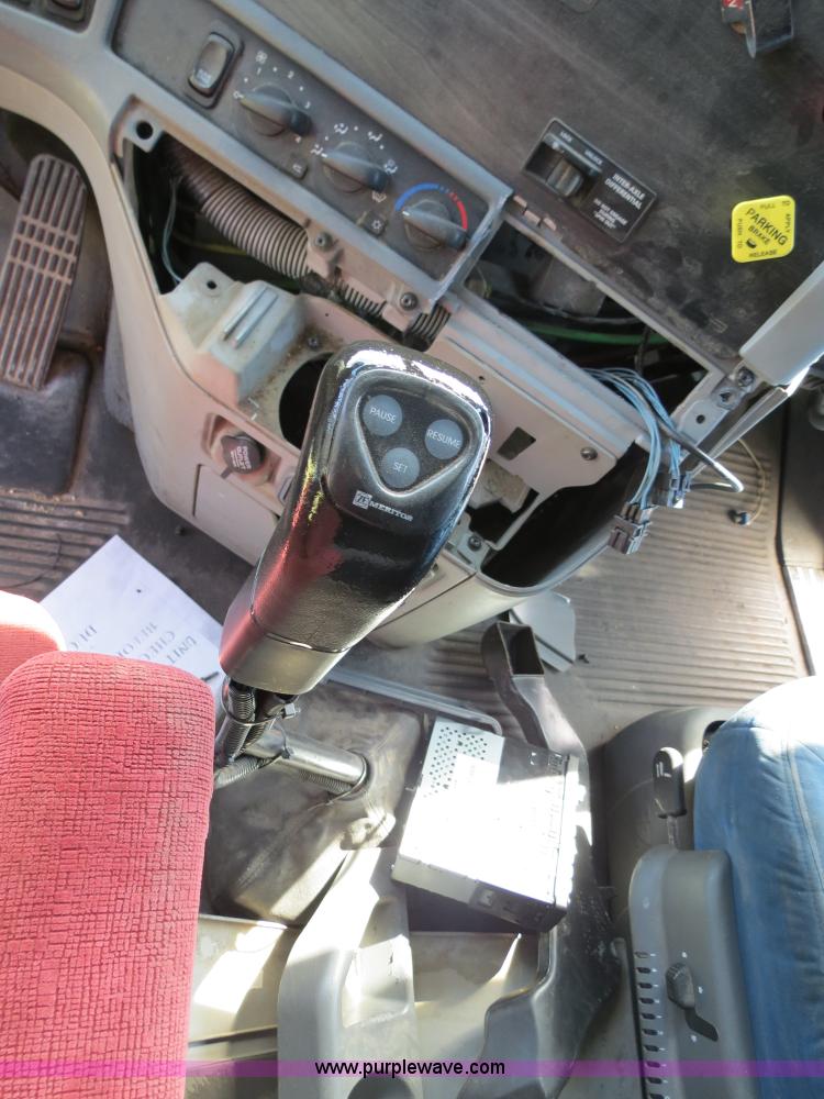 image for item B4506 2003 Freightliner Columbia semi truck