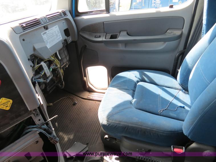 image for item B4506 2003 Freightliner Columbia semi truck