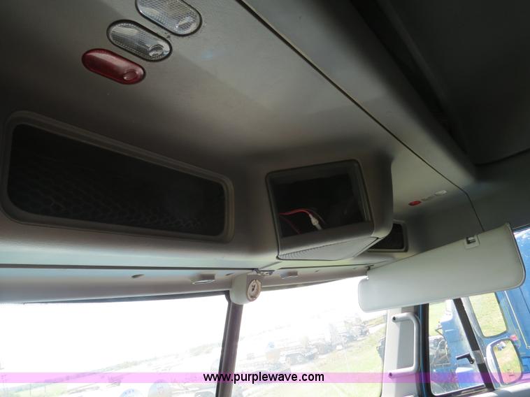 image for item B4506 2003 Freightliner Columbia semi truck