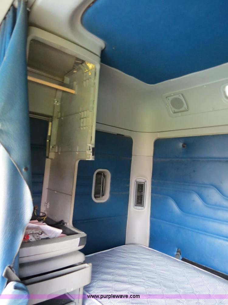 image for item B4506 2003 Freightliner Columbia semi truck