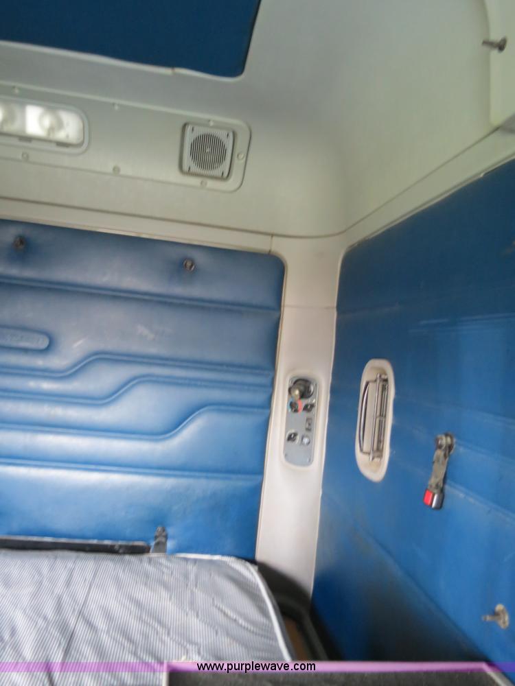 image for item B4506 2003 Freightliner Columbia semi truck