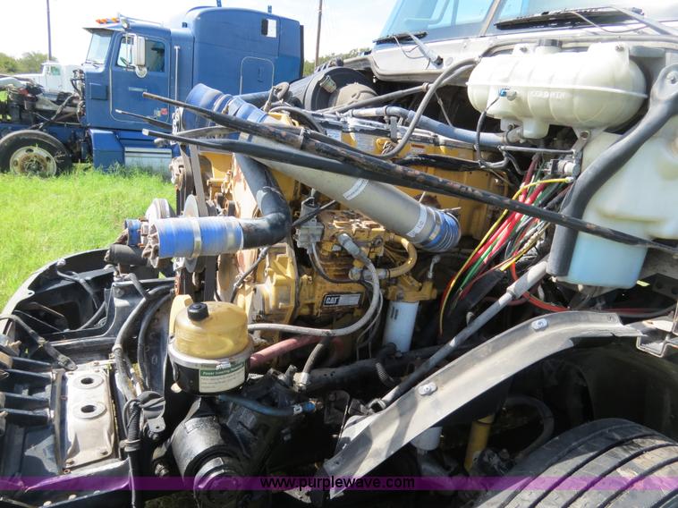 image for item B4506 2003 Freightliner Columbia semi truck