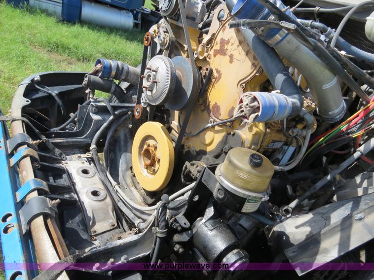 image for item B4506 2003 Freightliner Columbia semi truck