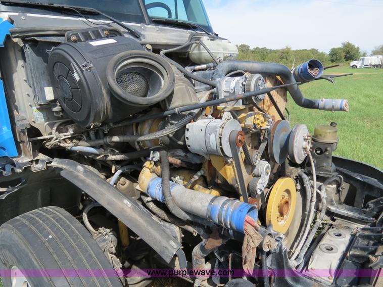 image for item B4506 2003 Freightliner Columbia semi truck