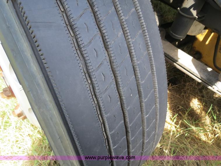 image for item B4506 2003 Freightliner Columbia semi truck