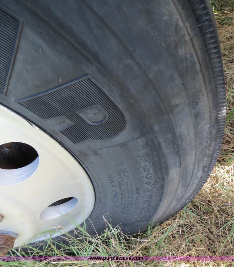 image for item B4506 2003 Freightliner Columbia semi truck