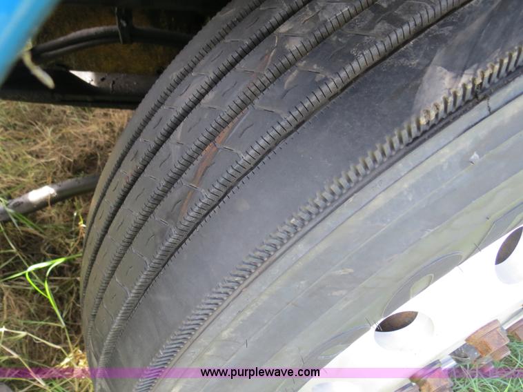 image for item B4506 2003 Freightliner Columbia semi truck