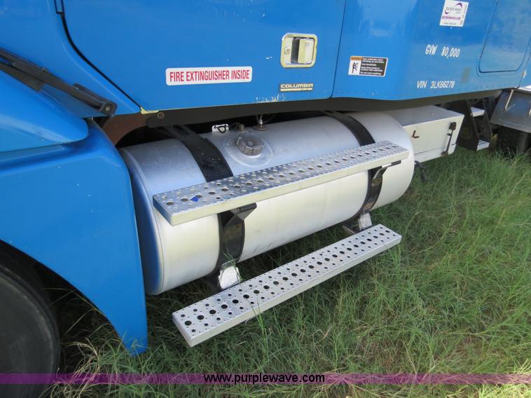 image for item B4506 2003 Freightliner Columbia semi truck