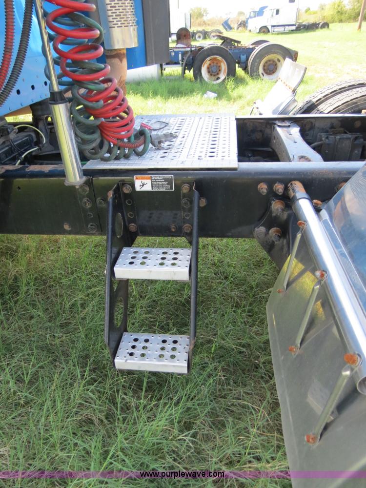 image for item B4506 2003 Freightliner Columbia semi truck