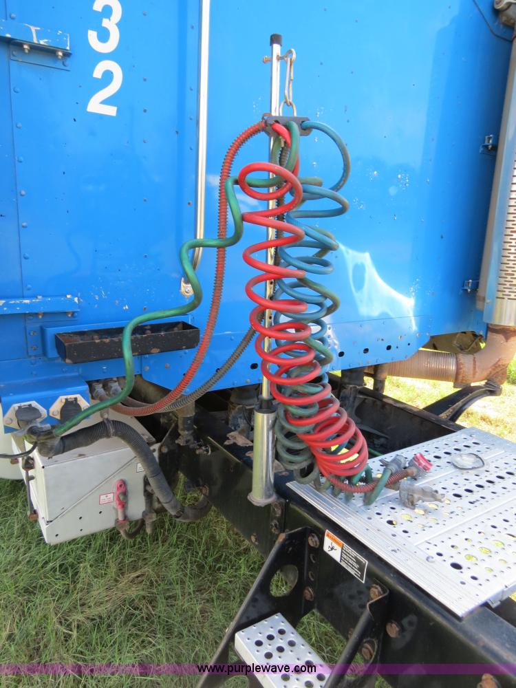 image for item B4506 2003 Freightliner Columbia semi truck