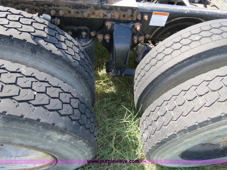 image for item B4506 2003 Freightliner Columbia semi truck