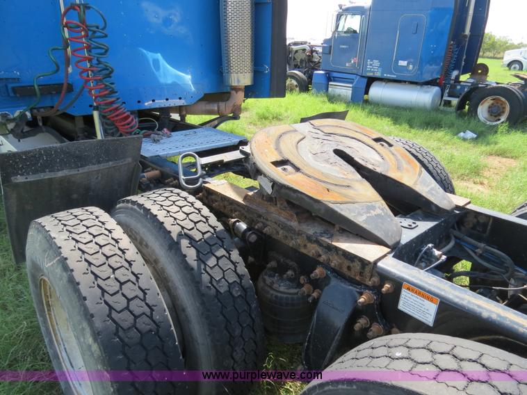 image for item B4506 2003 Freightliner Columbia semi truck