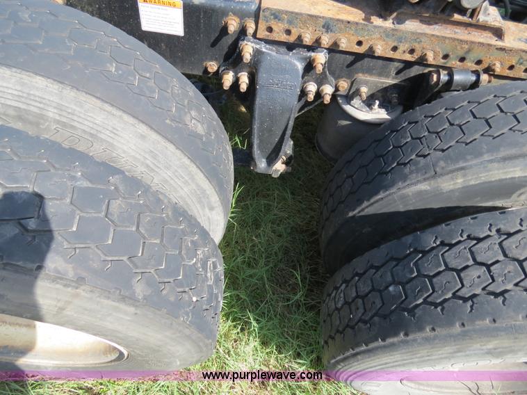 image for item B4506 2003 Freightliner Columbia semi truck