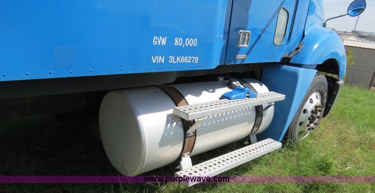 image for item B4506 2003 Freightliner Columbia semi truck