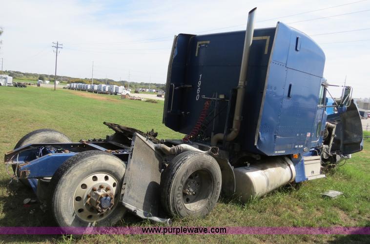 image for item B4507 1999 Peterbilt 377 semi truck