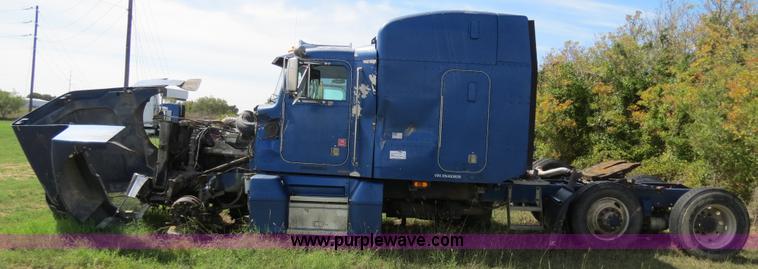 image for item B4507 1999 Peterbilt 377 semi truck