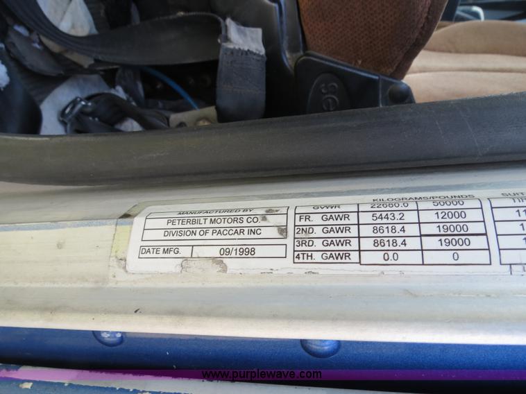 image for item B4507 1999 Peterbilt 377 semi truck