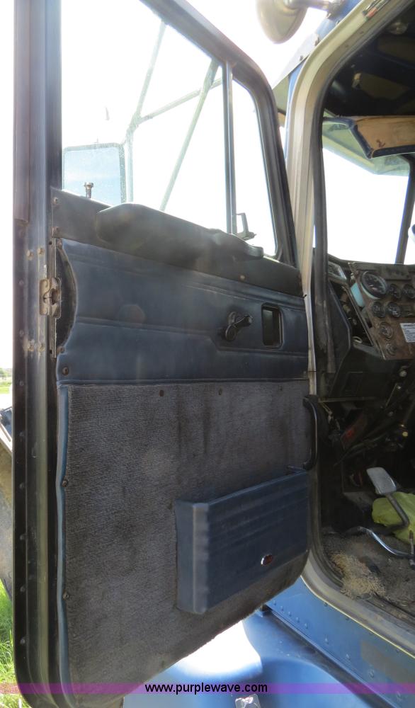 image for item B4507 1999 Peterbilt 377 semi truck