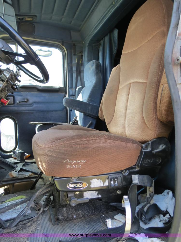 image for item B4507 1999 Peterbilt 377 semi truck