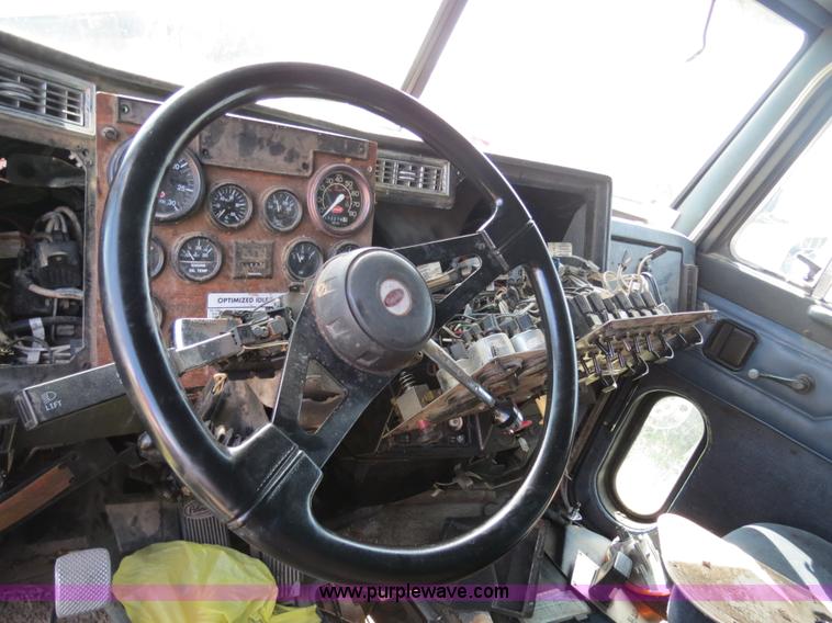 image for item B4507 1999 Peterbilt 377 semi truck