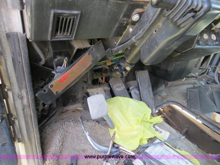 image for item B4507 1999 Peterbilt 377 semi truck