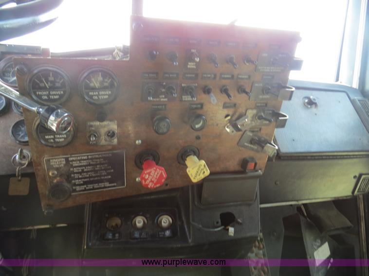 image for item B4507 1999 Peterbilt 377 semi truck