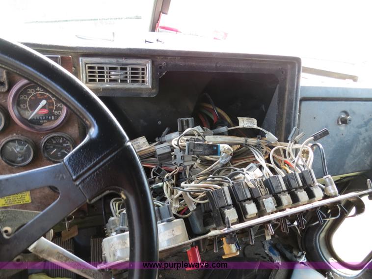 image for item B4507 1999 Peterbilt 377 semi truck