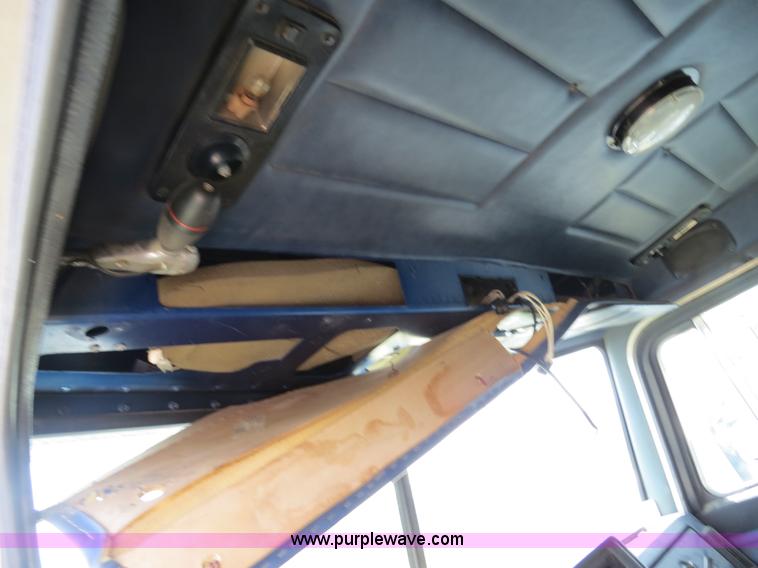 image for item B4507 1999 Peterbilt 377 semi truck