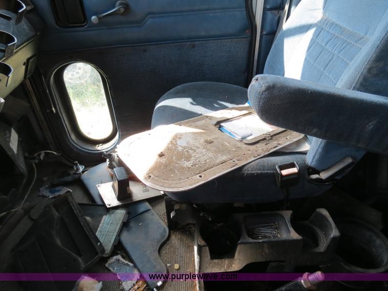 image for item B4507 1999 Peterbilt 377 semi truck