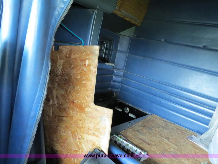 image for item B4507 1999 Peterbilt 377 semi truck